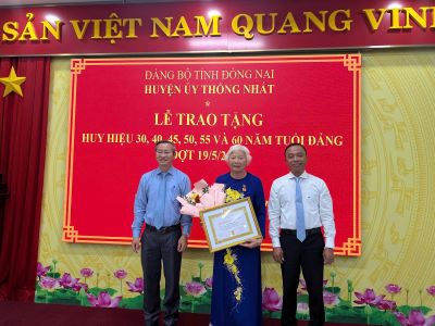 Ban Thường vụ Huyện ủy tổ chức Lễ trao tặng Huy hiệu 30, 40, 45, 50, 55 và 60 năm tuổi Đảng đợt 19/5/2025